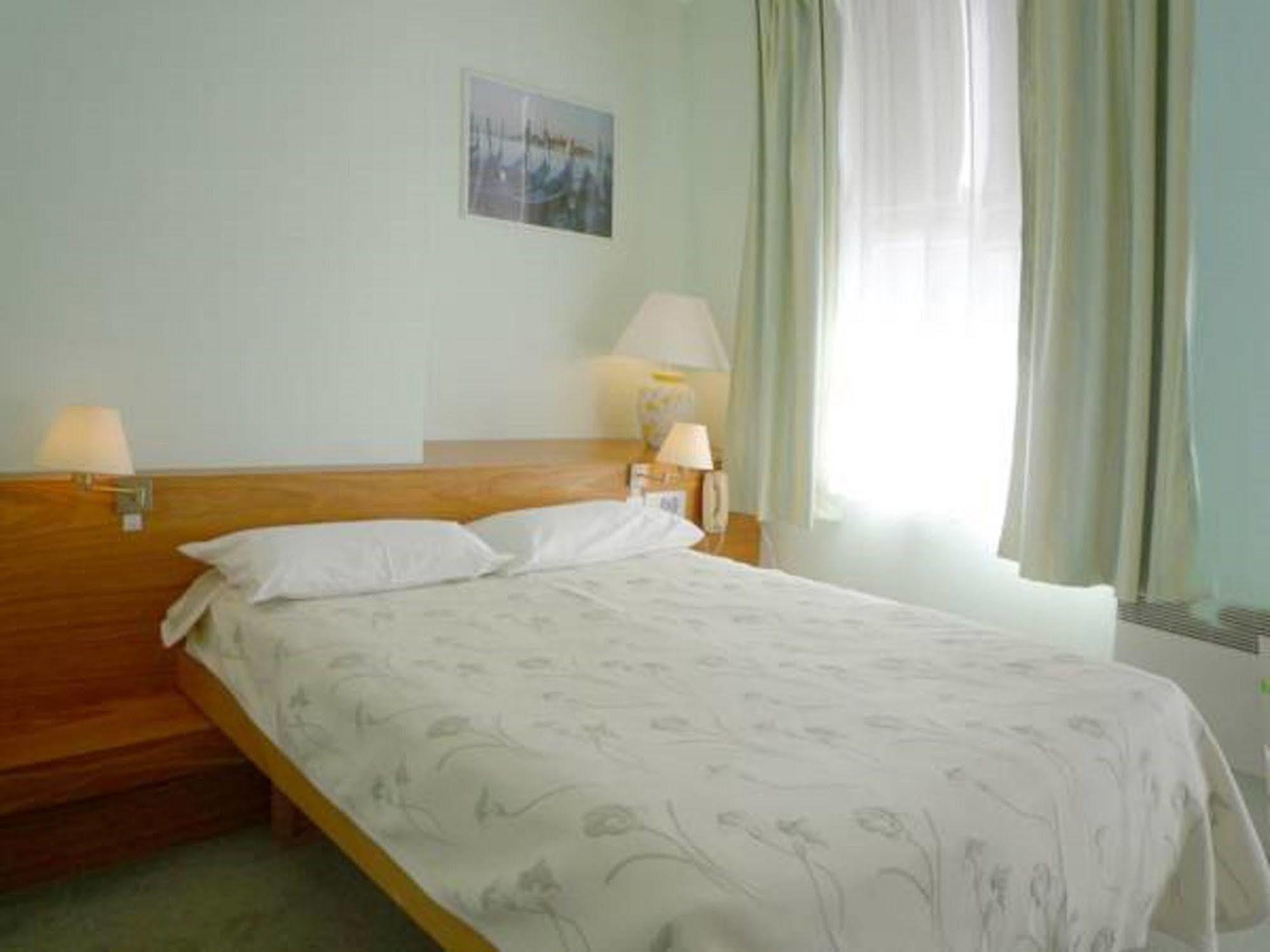 Hotel & Restaurant Le Cardinal Poix-de-Picardie Εξωτερικό φωτογραφία